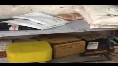 Sebuah paketan misterius, bisa bergerak sendiri dari atas meja dan kemudian  jatuh ke bawah/ TikTok @laymangrung