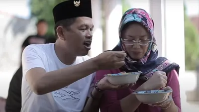 Dedi Mulyadi suapi Anne Ratna makan soto.