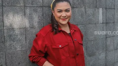 Penyanyi Vicky Shu berpose saat difoto di Kawasan Tandean, Jakarta Selatan, Jumat (3/7). [Suara.com/Alfian Winanto]