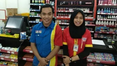 Pegawai Indomaret (kiri) dan Alfamart (kanan).