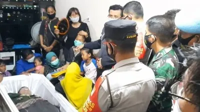 Jenazah prajurit Kostrad TNI AD, Pratu Martinus Kardo Rizky Sinurat, yang jadi korban penembakan oknum polisi Bripka CS di Kafe RM Cengkareng, tiba di rumah duka di Perumahan Taman Cisoka Indah, Kabupaten Tangerang, Kamis (25/2/2021). [Ist]