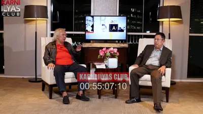 Wartawan dan  politisi senior Panda Nababan (kiri) ketika berbincang-bincang dengan sahabat lamanya, Karni Ilyas