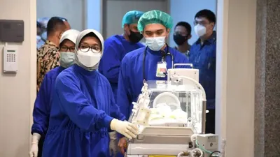 Tim dokter membantu prosesi kelahiran cucu kelima Presiden RI Jokowi dan Iriana.