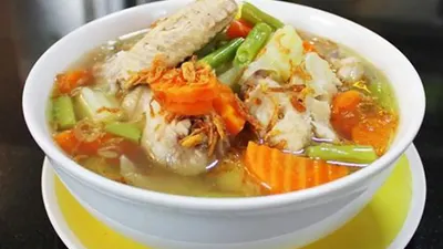 Ilustrasi cara bikin sop ayam homemade.