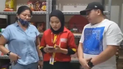 Boy Cellular menjadi toko yang banyak dicari setelah nama Mariana Ahong viral di media sosial karena diduga mencuri cokelat di Alfamart.