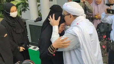 Habib Rizieq Shihab, disambut sang istri setelah dinyatakan bebas dari tahanan