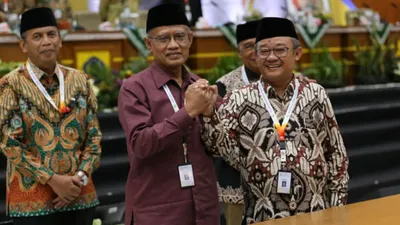 Ketua Umum PP Muhammadiyah Haedar Nashir (tengah) dan Sekretaris Umum (Sekum) Abdul Mu'ti (kanan)