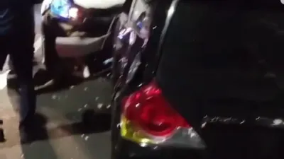 Warga yang geram langsung mengerubungi mobil Brio hitam yang dikemudikan oleh DN.