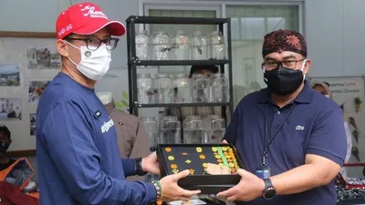 Menteri Pariwisata dan Ekonomi Kreatif, Sandiaga Salahuddin Uno (kiri) 