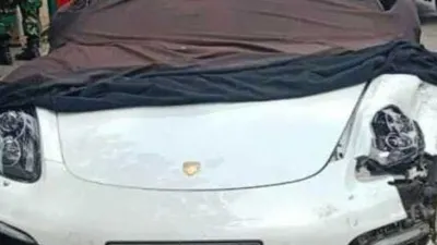 Kondisi mobil mewah Porche usai tabrakan.