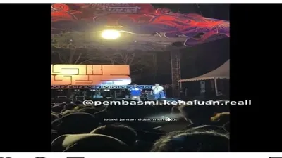 Aksi Desta dan Vincent mengkampanyekan Stop KDRT pada perempuan /tangkaplayat @lambegosiip