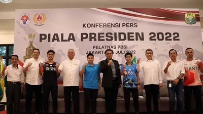 Ketua Umum PBSI, Agung Firman Sampurna (tengah) bersama perwakilan pebulutangkis, pelatih serta sponsor saat konferensi pers pembukaan Piala Presiden bulutangkis.