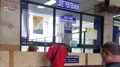 Ilustrasi salah satu pelayanan Samsat.