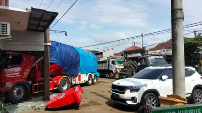 Kendaraan truk Pertamina mengalami kecelakaan hingga menabrak salah satu klinik pada Senin, 14 November 2022.
