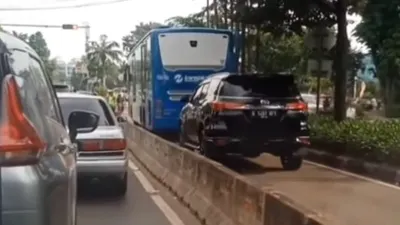 Tangkapan layar Mobil Fortuner masuk jalur bus Transjakarta.