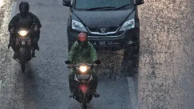 Cara Bersihkan Helm Basah, Risiko Saat Berkendara di Musim Hujan, Anti Bau Apek!