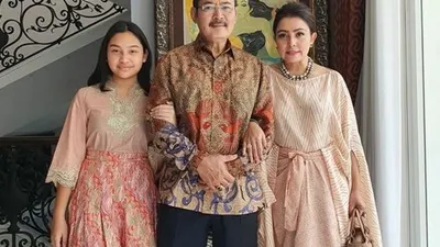 Bambang Trihatmodjo bersama Mayangsari dan putrinya, Khiran. [Instagram]