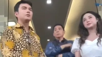Dewi Perssik ditemani Aldi Taher saat melanjutkan pemeriksaan di Polres Metro Jakarta Selatan.