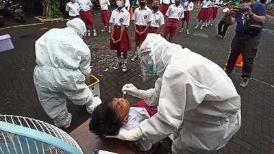 Ilustrasi. Siswa SDN Kestalan No.5, Banjarsari, Solo mengikuti tes swab PCR sebagai bagian dari surveilans evaluasi PTM yang digelar DKK Solo, Selasa, 23 November 2021.