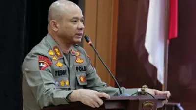 Irjen Teddy Minahasa.