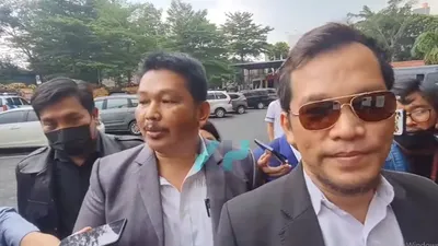 Tim Kuasa hukum Rizky Billar saat tiba di Polres Metro Jakarta Selatan.
