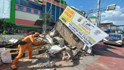 Kondisi Pos Polisi PGC Cililtan yang ditabrak bus TransJakarta, Kamis (2/12/2021).