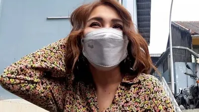Pedangdut Ayu Ting Ting saat ditemui di kawasan Kapten P Tendean, Jakarta Selatan, Senin (8/2/2021). [Suara.com/Yuli]