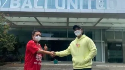 Kaesang Pangarep saat bertemu dengan pemilik Bali United, Pieter Tanuri. (Twitter/@kaesangp)