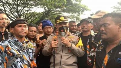 Kapolres Karawang, AKBP Aldi Subartono (tengah) ketika memberikan keterangan terkait terjadinya insiden bentrokan di Jalan Interchange Karawang, Rabu (24/11/2021). 