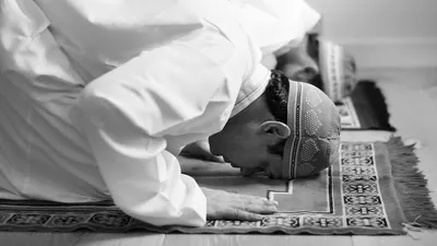 Ilustrasi khutbah Jumat singkat untuk 26 Agustus 2022 tentang ikhlas beribadah.