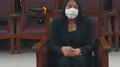 Putri Candrawathi saat menjalani sidang.