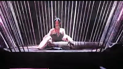 Jisoo BLACKPINK memainkan Geomungo  begitu anggun dalam Pink Venom /tangkap layar YouTube BLACKPINK