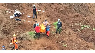 Evakuasi salah satu korban tewas, dalam rombongan guru TK 