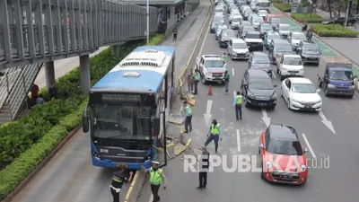 Petugas berupaya mengevakuasi bus TransJakarta yang menabrak separator di Jalan Jenderal Sudirman, Jakarta, Jumat (3/12/2021). Menurut petugas penyebab kecelakaan bus TransJakarta bernomor polisi B 7277 TGC itu diduga akibat sopir yang kurang konsentrasi saat mengemudi.