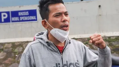 Ekspresi Penyanyi Januarisman atau Aris Idol diwawancarai awak media di Kawasan Tendean, Jakarta Selatan, Rabu (30/12/2020). [Suara.com/Alfian Winanto]