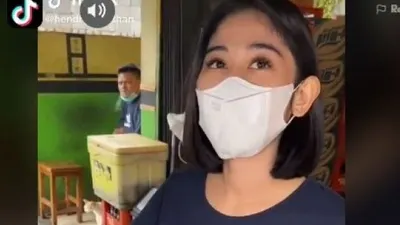 Foto-foto tukang bakso mirip Dian Sastrowardoyo/ Suara.com