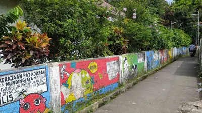  Salah satu ruas jalan di Kampung Etnik Pulo Geulis, yang akan dijadikan sebagai icon wisata edukasi. (Yogi Faisal)