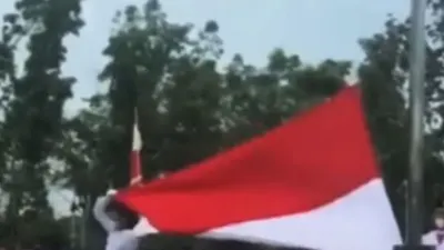 Viral Aksi Paskibaraka Manuver  Badan Ketika Bendera Merah Putih Tergulung /Tangkaplayar @pontianak_update