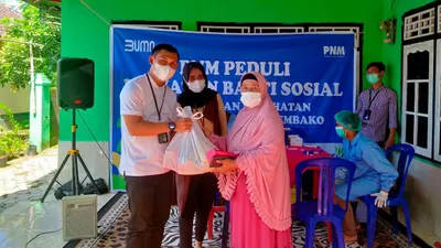Penyerahan bantuan PNM di Mataram.