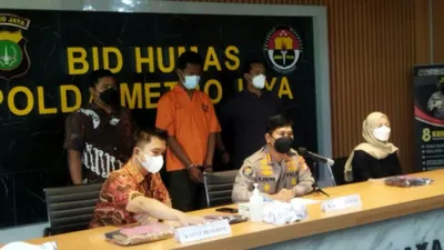 Jumpa pers pelaku pengancam penyebaran foto vulgar.