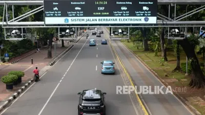 Sejumlah kendaraan melaju di bawah gerbang electronic road pricing (ERP) di Jalan Medan Merdeka Barat, Jakarta, Ahad (20/1).