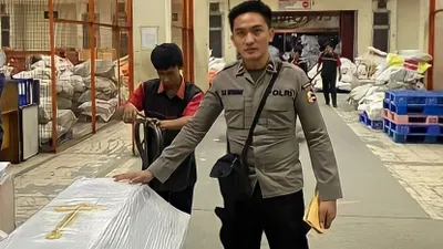 Potret Bripda LL Hutabarat alias Reza Hutabarat saat berada di samping peti jenazah sang kakak, Brigadir J.