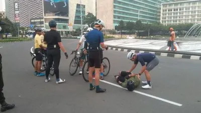 Seorang pesepeda diduga ditabrak lari oleh pengendara mobil mewah Mercy di sekitar Bundaran Hotel Indonesia (HI), Jakarta Pusat. (Ist)