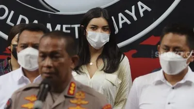 Selebgram Millen Cyrus (kedua kanan) dihadirkan saat rilis kasus dugaan penyalahgunaan psikotropika di Gedung Direktorat Reserse Narkoba Polda Metro Jaya, Jakarta, Senin (1/3/2021). [Suara.com/Angga Budhiyanto]