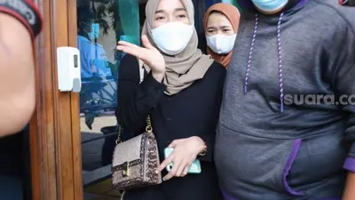 Istri Ayus Sabyan, Ririe Fairus keluar dari ruang sidang usai menjalani sidang perceraian di Pengadilan Agama Jakarta Utara, Rabu (17/3/2021). [Suara.com/Alfian Winanto]