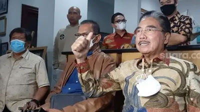 Hotma Sitompul menggelar jumpa pers, Selasa (6/4/2021) sore di kawasan Sunter, Jakarta Utara. Hotma menanggapi rencana laporan polisi oleh sang istri, Desiree Tarigan di Polres Jakarta Selatan, Rabu (6/4/2021) siang/ Suara.com