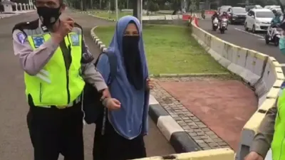 Seorang Wanita Tak Dikenal Bawa Senpi Menerobos Istana Negara, Terlihat di CCTV!
