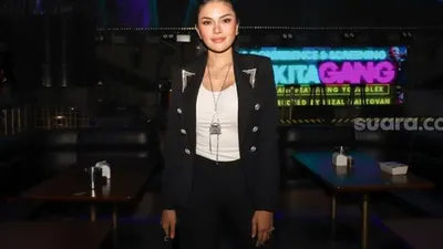 Aktris Nikita Mirzani saat peluncuran single dan video klip perdananya yang berjudul 'Nikita Gang' di Holywings Gatot Subroto, Jakarta Selatan, Rabu (9/6/2021). [Suara.com/Alfian Winanto]