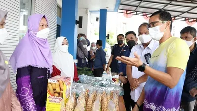 Menteri Pariwisata dan Ekonomi Kreatif, Sandiaga Salahuddin Uno, mengunjungi nasabah Permodalan Nasional Madani di Banjarmasin pada Kamis, 2 September 2021