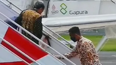 Presiden Joko Widodo sudah dua kali memegangi orang yang hapir jatuh saat naik dan turun tangga.